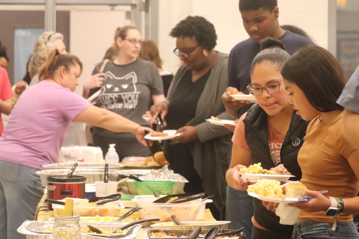 The choir students, friends and families recieving food at the Choir Friendsgiving dinner on Nov. 19. 